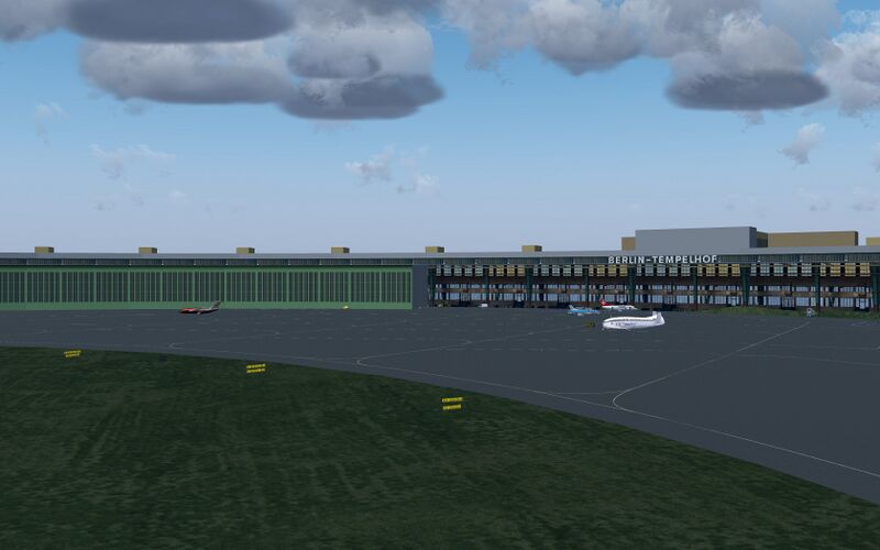 File:Berlin Tempelhof Apron.jpg