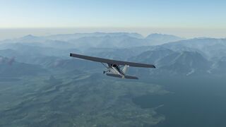 Cessna 172P volant à haute altitude au dessus de Lago di Garda en Italie